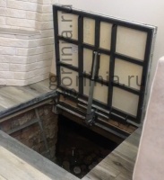 Крышка люка в подвал с актуатором в поднятом положении